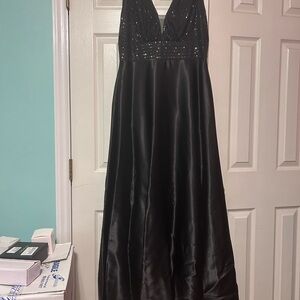 Xuibol Black Halter Maxi Dress